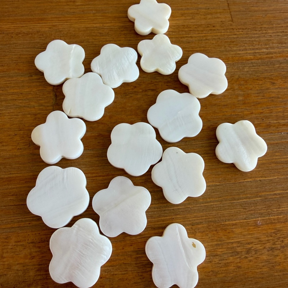 15 Stunning Flower Shaped Ivory Cream 24mm Shell Beads for Jewelry Making - Picture 7 of 8
